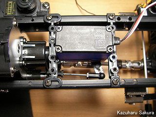 タミヤ ハイラックス・ハイリフト製作記 ～ シフトサーボを標準の反対側に取り付ける